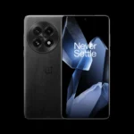 Điện thoại OnePlus 13 màu đen sang trọng hiển thị rõ các chi tiết mặt lưng và cụm camera.