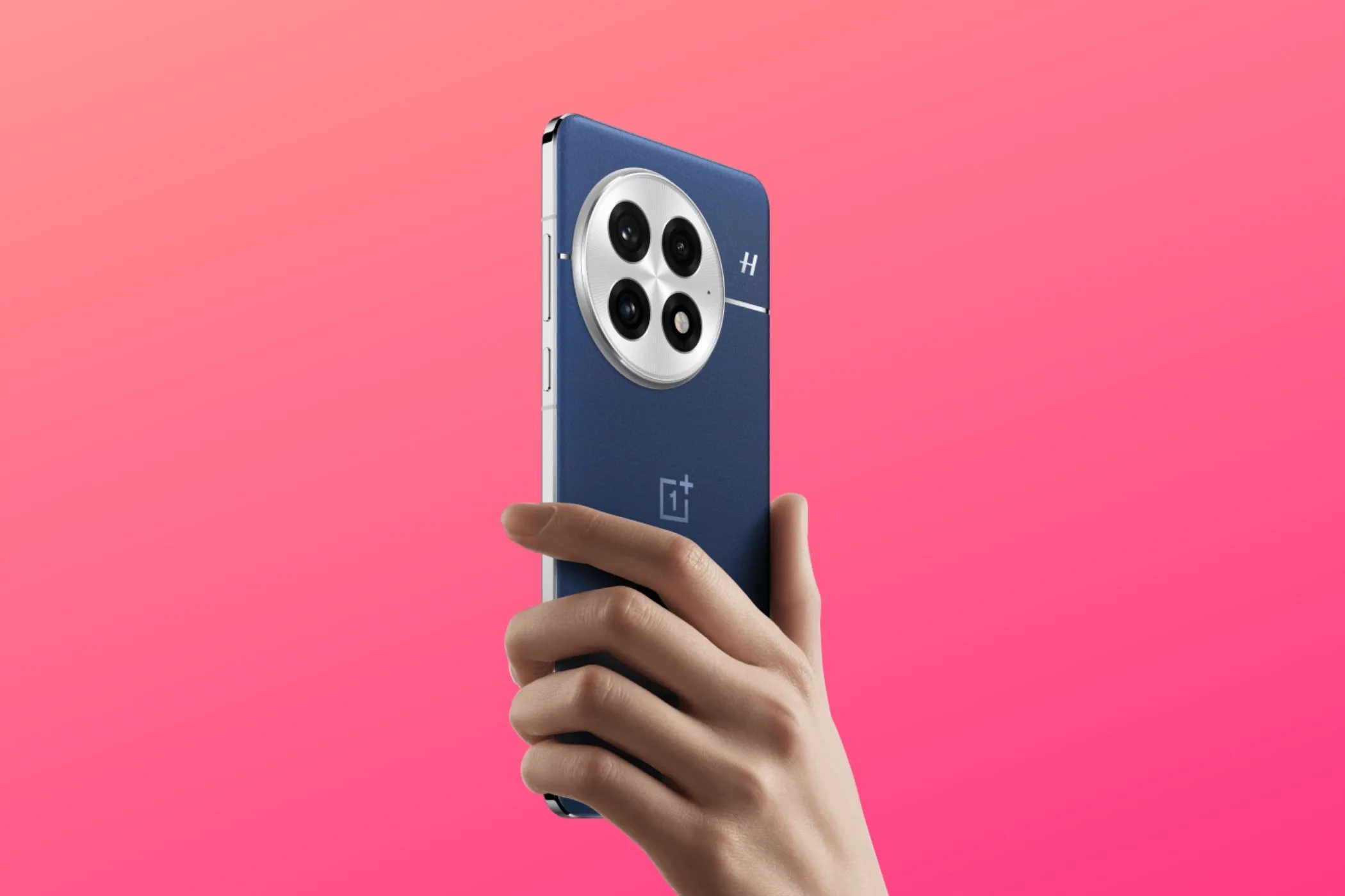 Điện thoại OnePlus 13 với thiết kế mới trong bản dựng được đặt trên nền hồng