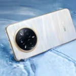 Điện thoại Realme 14 Pro Plus màu trắng, thể hiện khả năng đổi màu theo nhiệt độ độc đáo