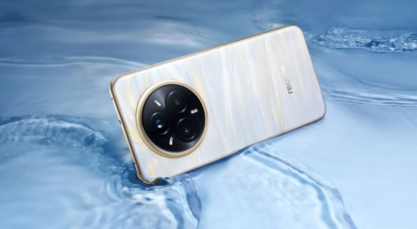 Điện thoại Realme 14 Pro Plus màu trắng, thể hiện khả năng đổi màu theo nhiệt độ độc đáo