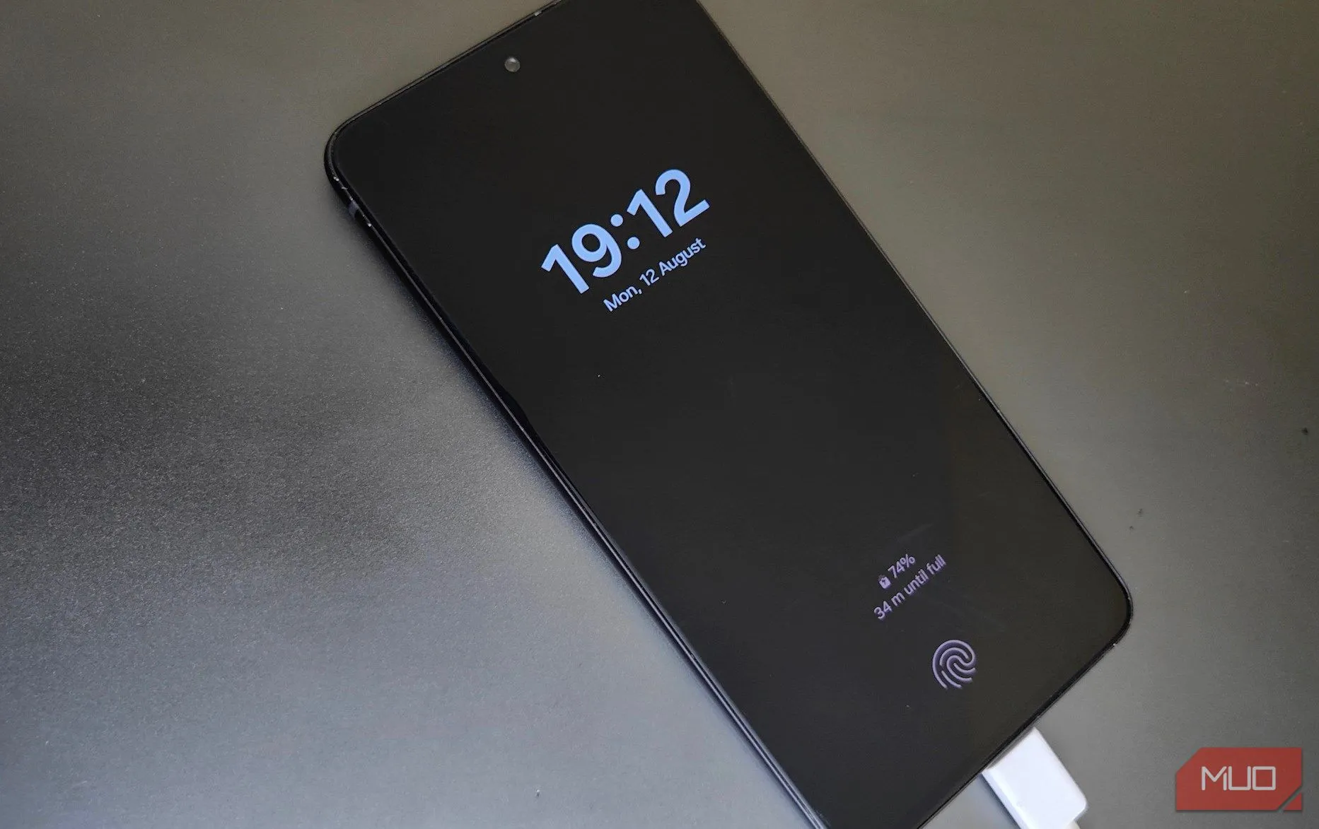 Điện thoại Samsung đang sạc trên bàn làm việc