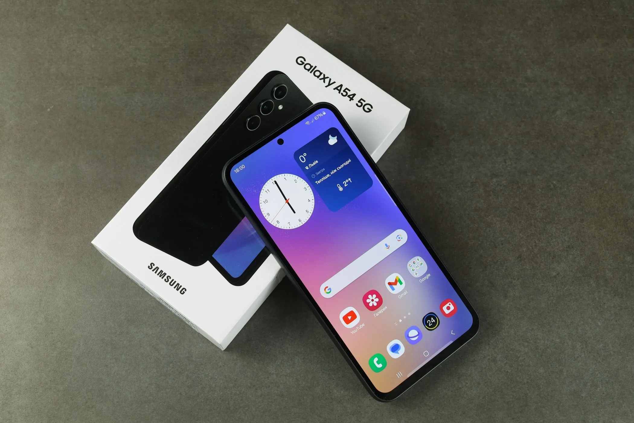 Điện thoại Samsung Galaxy A54 5G cùng hộp đựng, biểu tượng của chu kỳ nâng cấp thiết bị mới