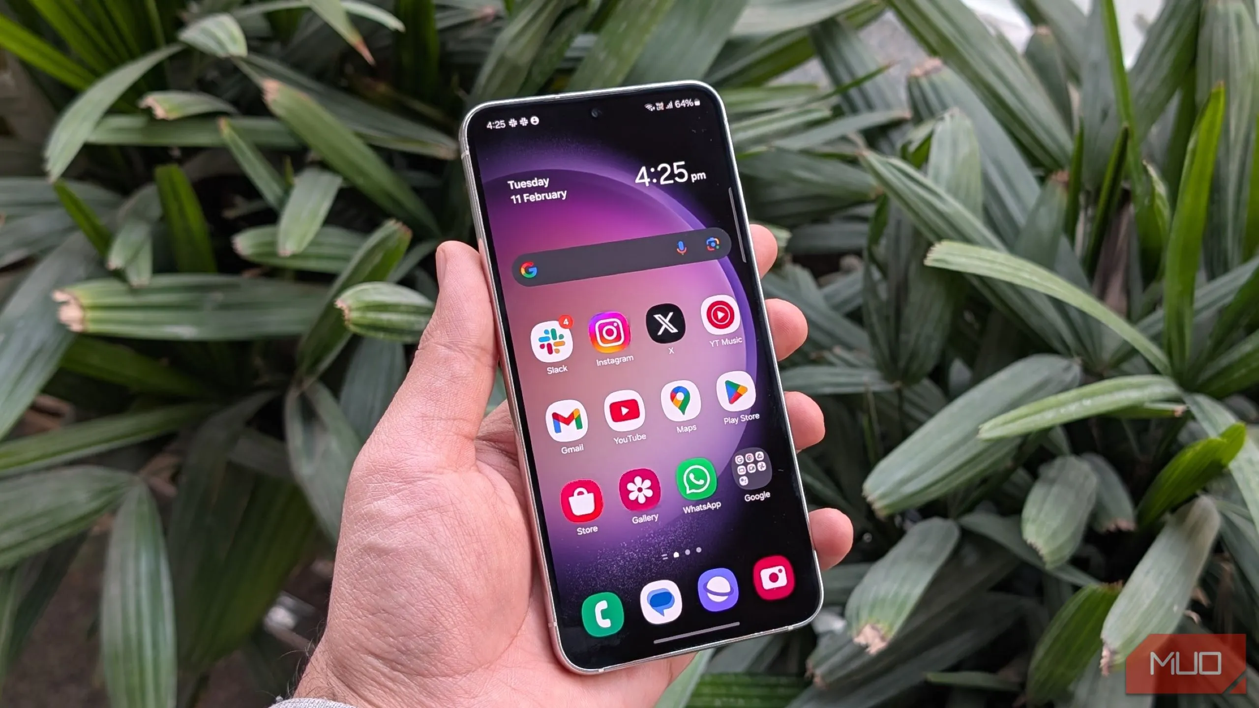 Điện thoại Samsung Galaxy S23 đặt trên mặt phẳng