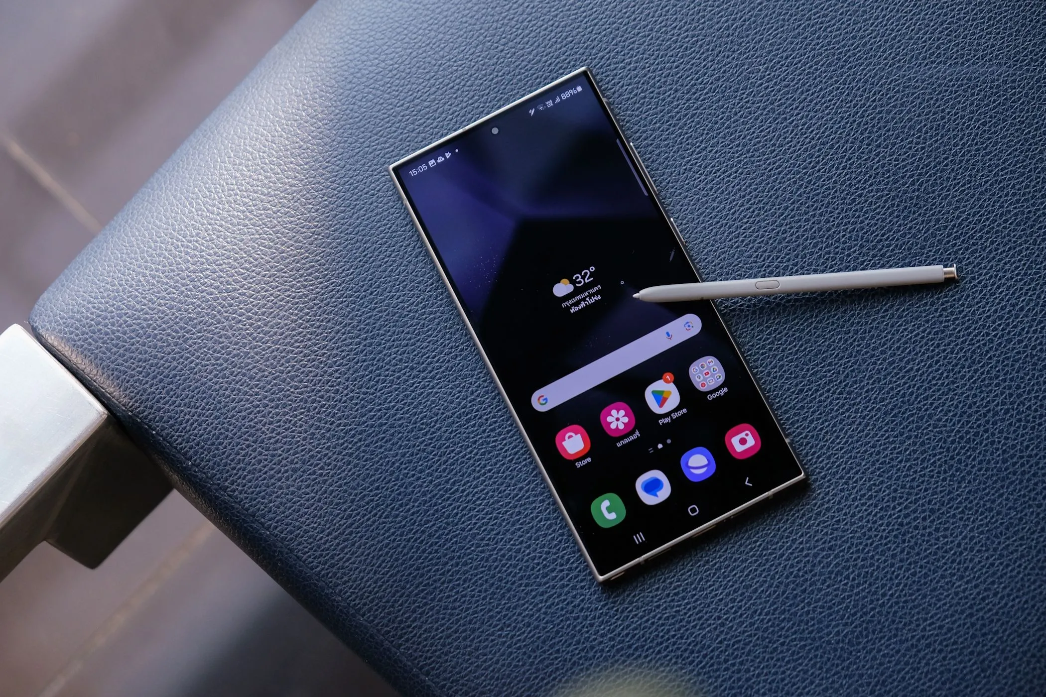 Điện thoại Samsung Galaxy S24 Ultra cùng bút S Pen đặt trên ghế