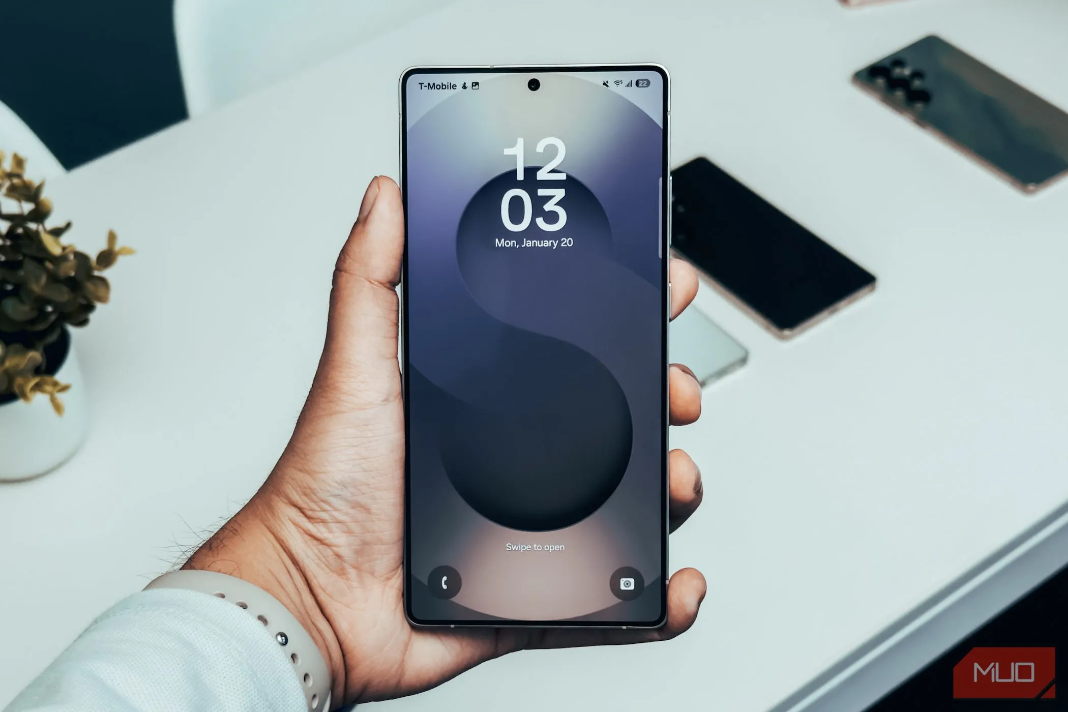 Điện thoại Samsung Galaxy S25 Ultra với màn hình khóa đang được cầm trên tay