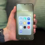 Điện thoại Samsung với các ứng dụng Samsung tích hợp sẵn trong thư mục