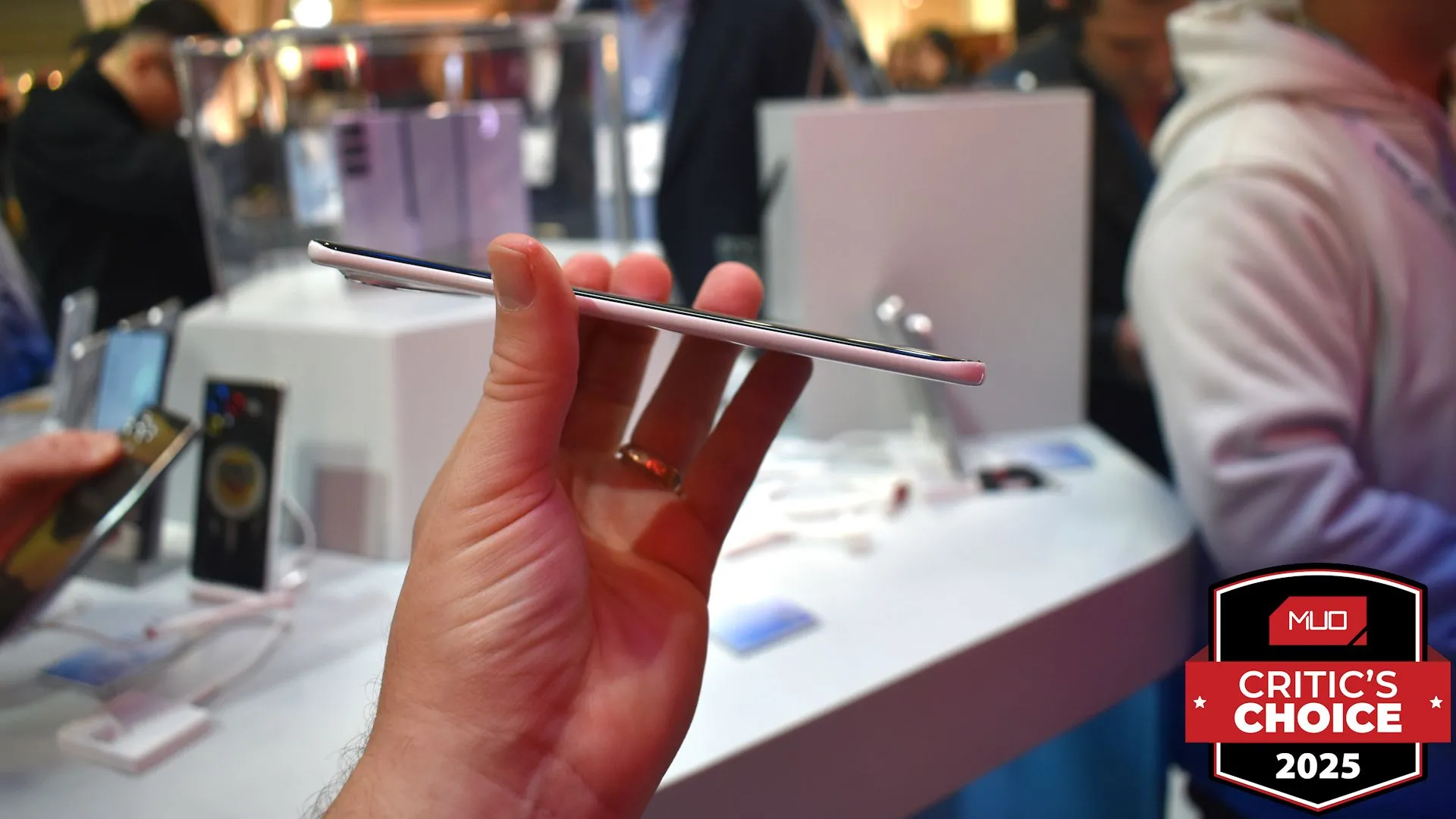 Điện thoại Tecno Spark Slim Concept siêu mỏng nhìn từ cạnh bên tại MWC 2025 cùng giải thưởng.