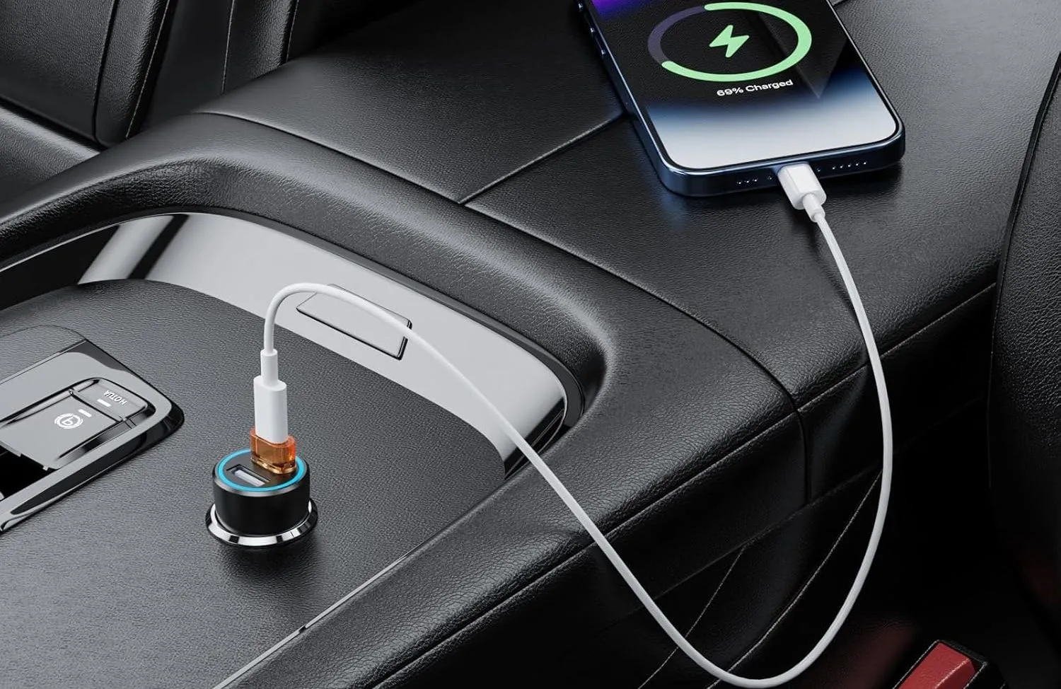 Điện thoại thông minh sạc qua cáp USB-C và bộ chuyển đổi USB-A sang USB-C cắm vào cổng xe hơi.