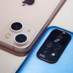 Điện thoại thông minh và máy ảnh kỹ thuật số đặt cạnh nhau, so sánh kích thước camera và công nghệ chụp ảnh.