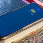 Điện thoại Ulefone Power Armor 13 đang sạc không dây ngược cho tai nghe true wireless