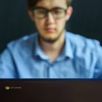 Doanh nhân trẻ làm việc trên laptop, lập kế hoạch chuyển đổi nhà mạng internet.