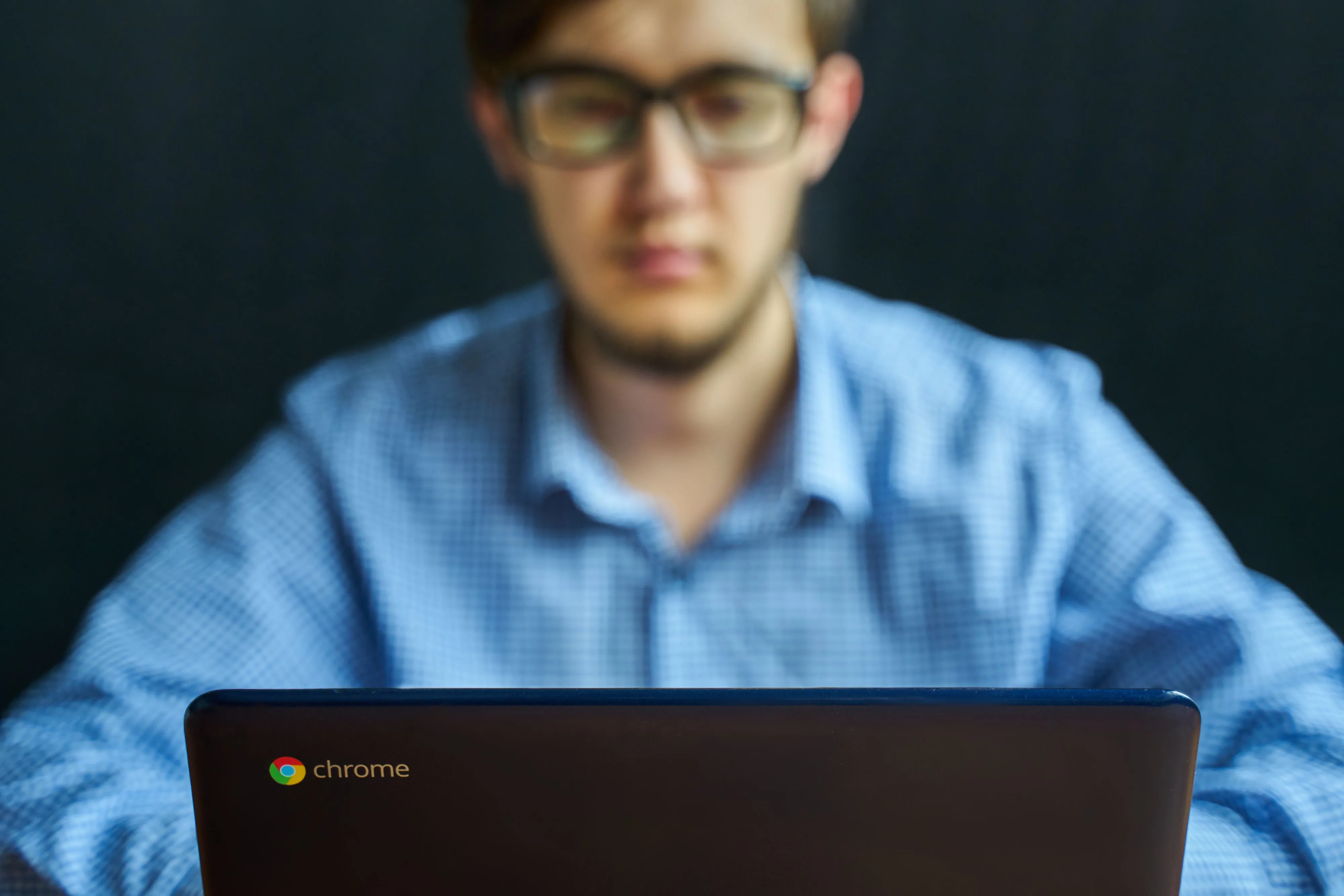 Doanh nhân trẻ làm việc trên laptop, lập kế hoạch chuyển đổi nhà mạng internet.