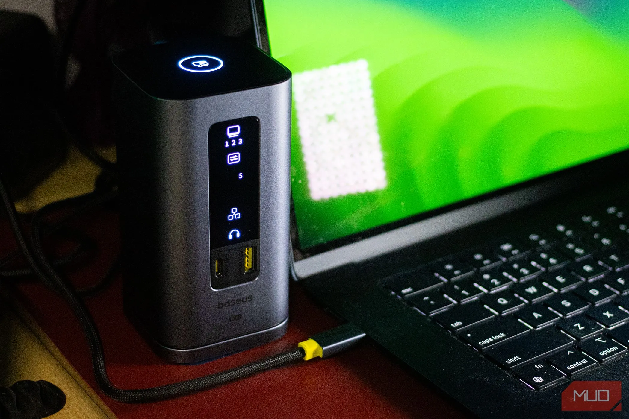Docking Station Baseus Spacemate 11-in-1 kết nối với MacBook Air, biến laptop thành trạm làm việc chuyên nghiệp