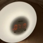 Đồng hồ báo thức ánh sáng bình minh hỗ trợ giấc ngủ trên sàn nhà.