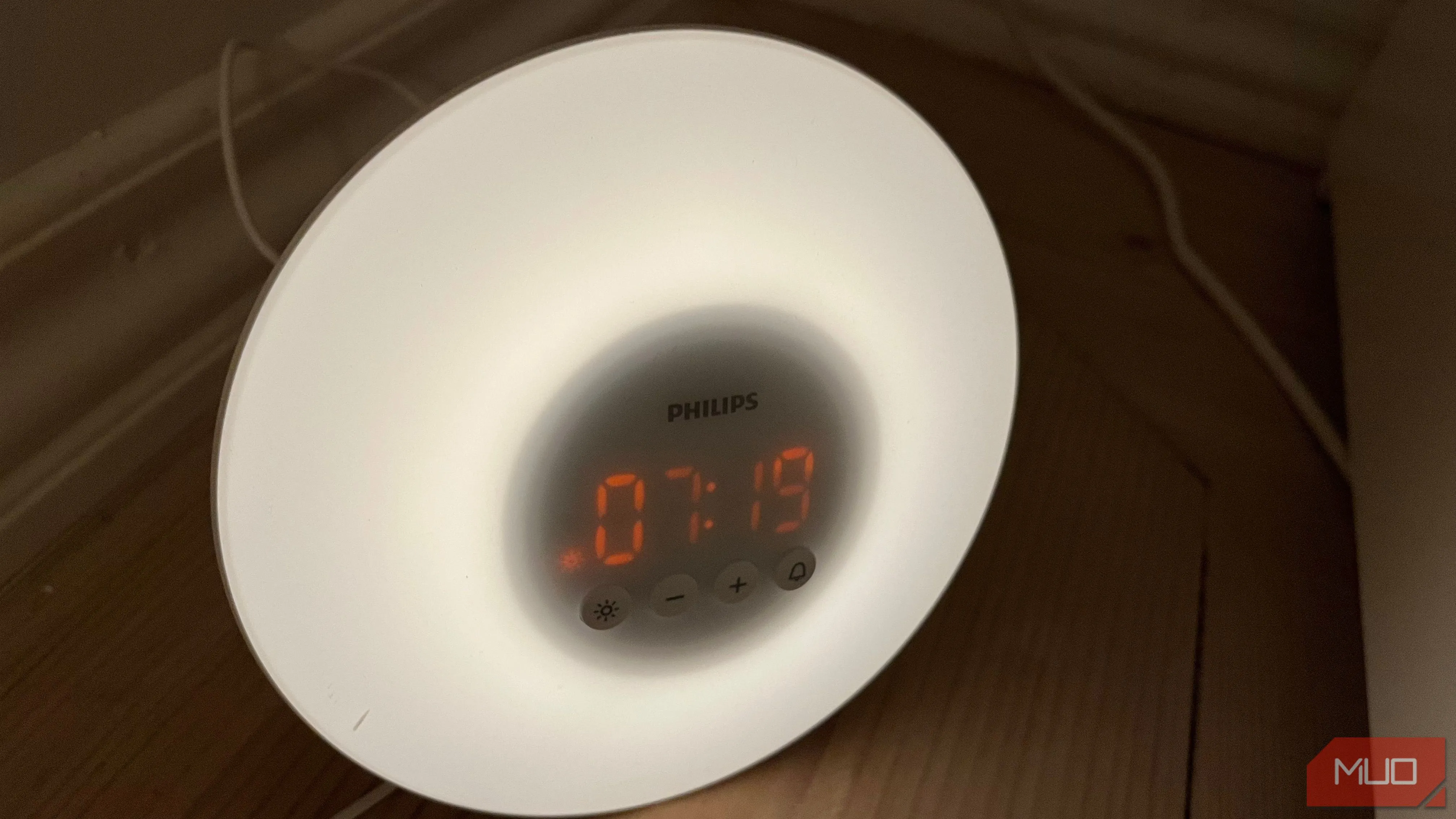 Đồng hồ báo thức ánh sáng bình minh hỗ trợ giấc ngủ trên sàn nhà.