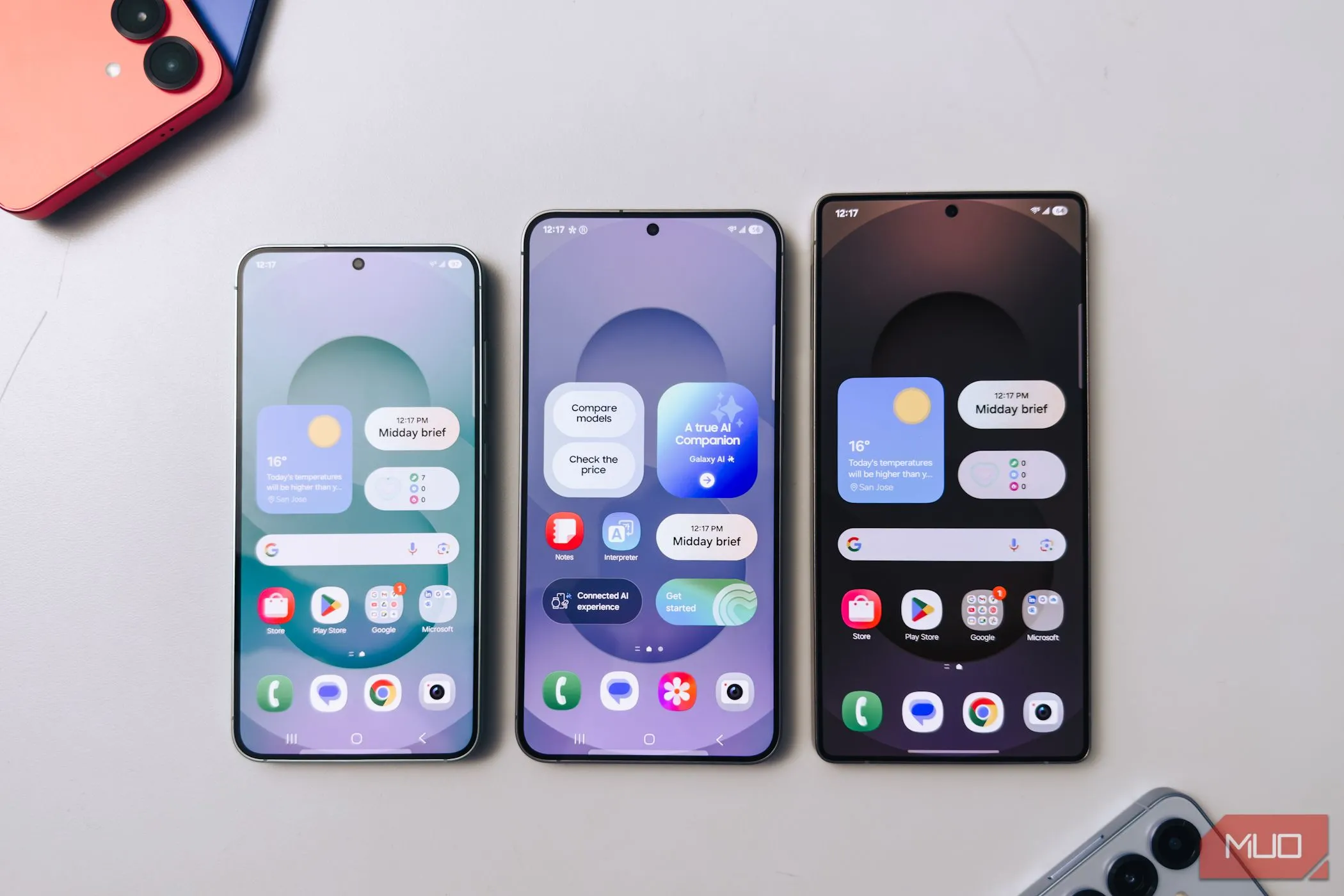 Dòng Samsung Galaxy S25 với màn hình bật sáng trên bàn màu trắng
