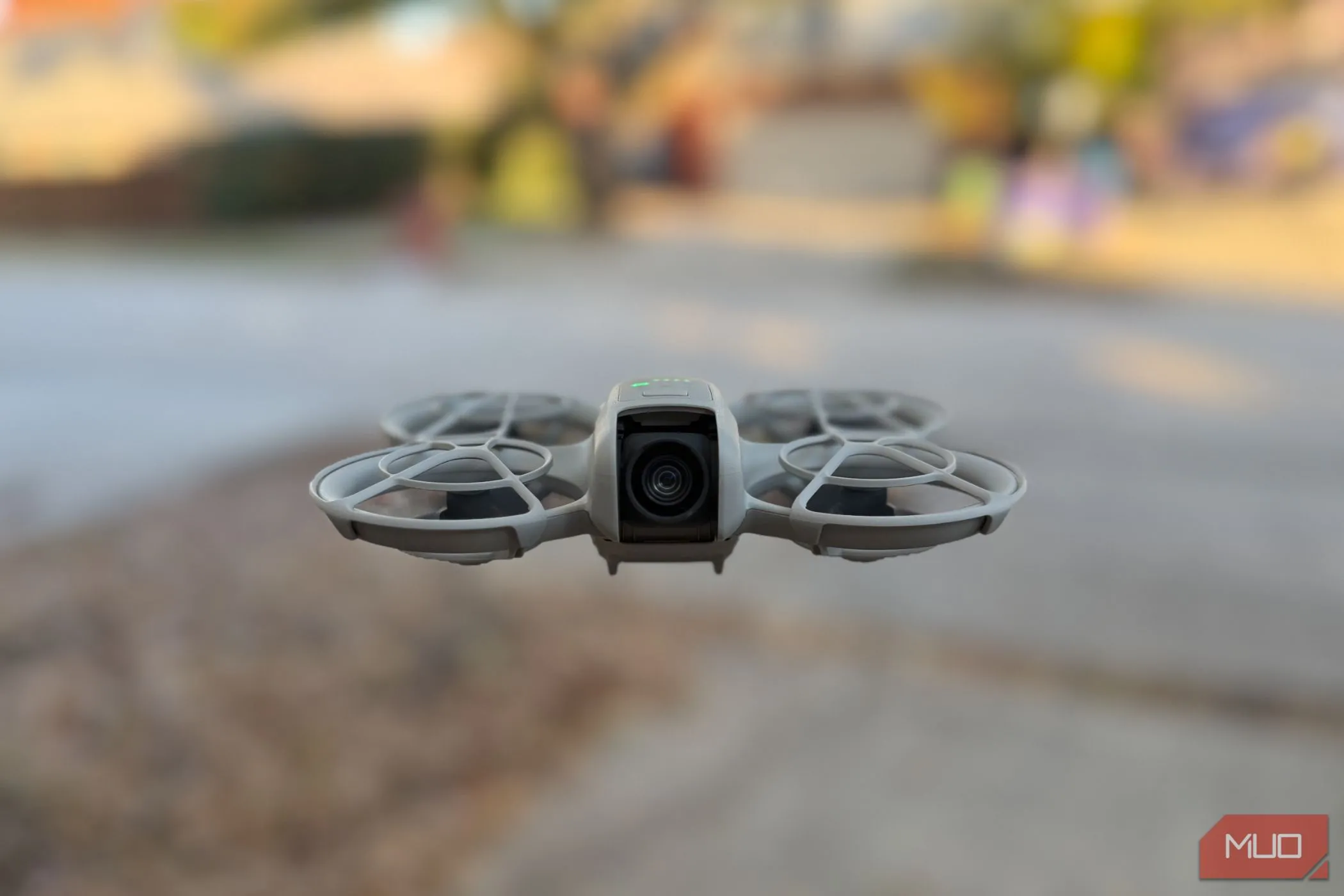 Drone DJI Neo đang bay lượn trên không trung, được điều khiển dễ dàng qua ứng dụng điện thoại
