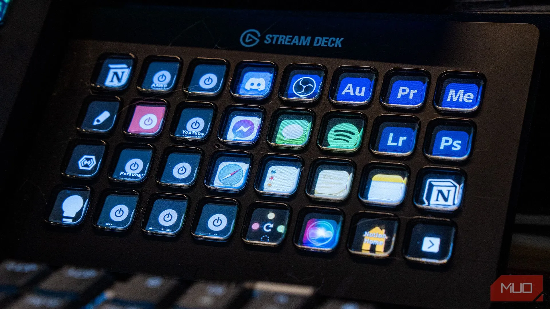 Elgato Stream Deck XL hiển thị các phím tắt và biểu tượng ứng dụng trên màn hình, giúp tối ưu không gian làm việc