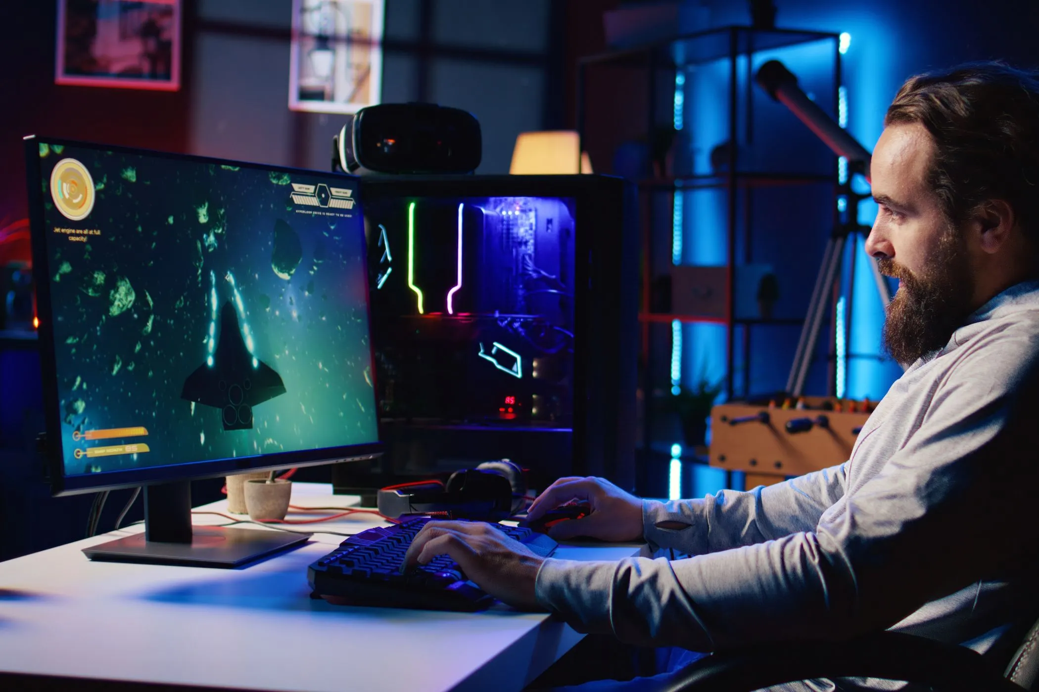 Game thủ chơi game trên máy tính để bàn, trải nghiệm kết nối mạng ổn định và giảm lag tối đa với Ethernet