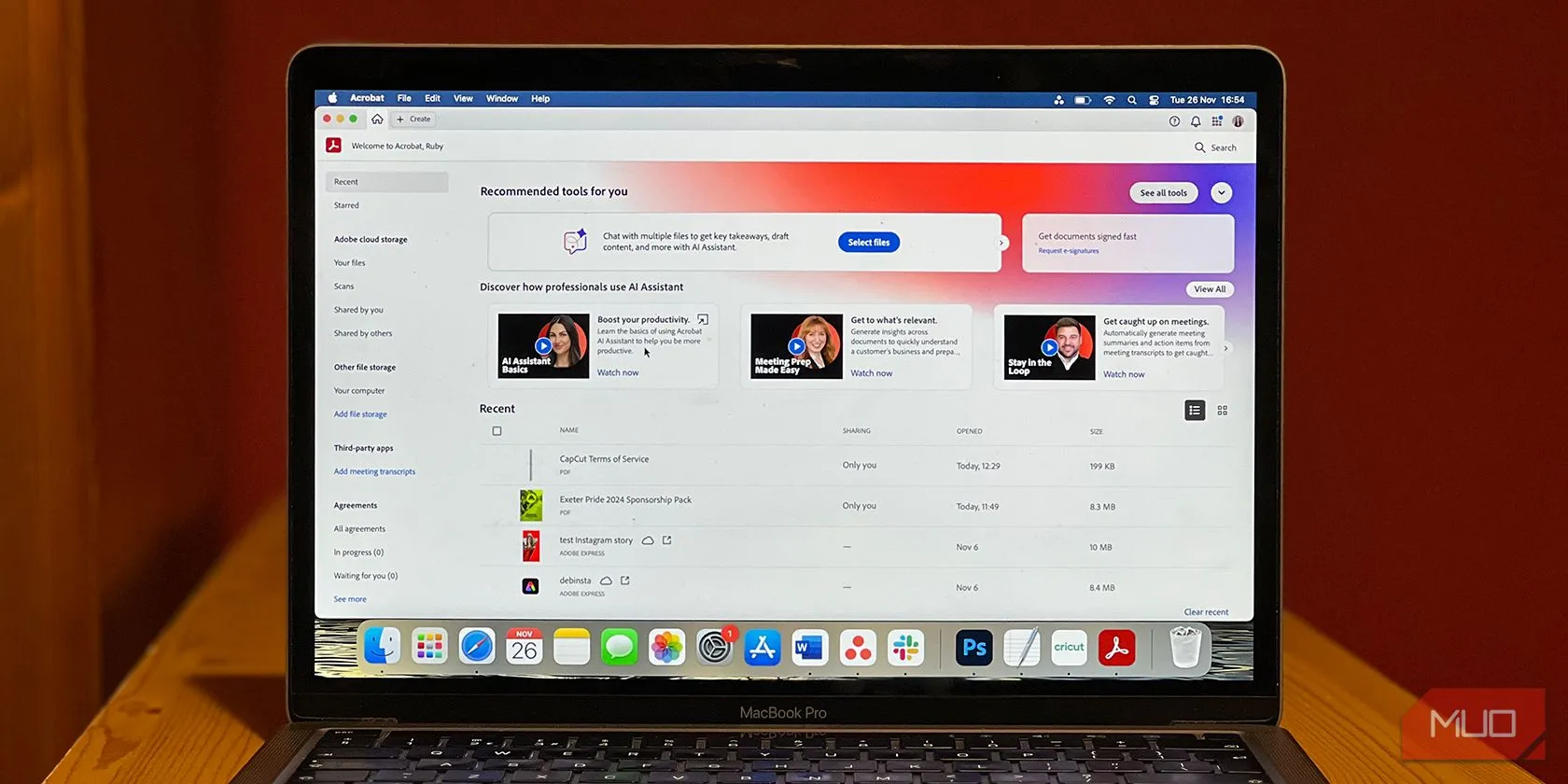 Giao diện Adobe Acrobat AI Assistant hoạt động trên hệ điều hành Mac, hiển thị tính năng trợ lý AI.