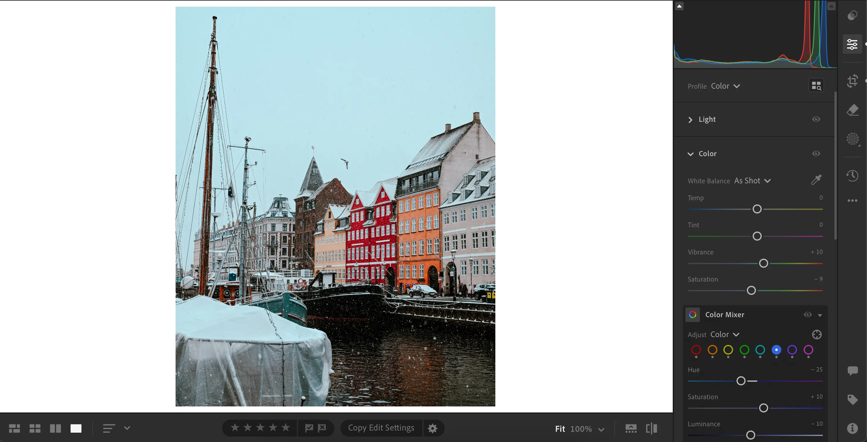 Giao diện Adobe Lightroom hiển thị các công cụ chỉnh sửa ảnh JPEG, minh họa khả năng hậu kỳ chuyên nghiệp
