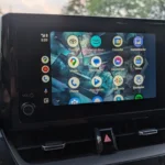 Giao diện Android Auto hiển thị danh sách các ứng dụng tương thích trên màn hình điện thoại