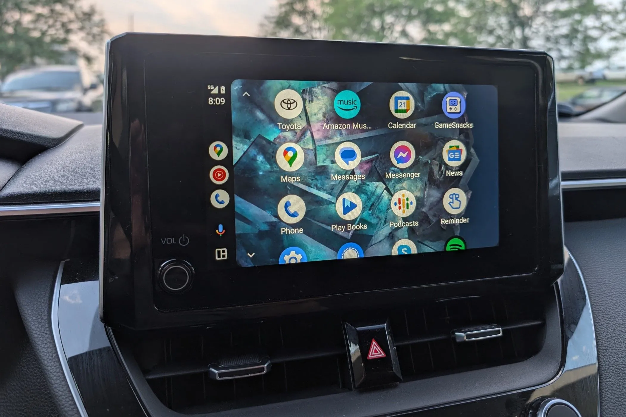 Giao diện Android Auto hiển thị danh sách các ứng dụng tương thích trên màn hình điện thoại