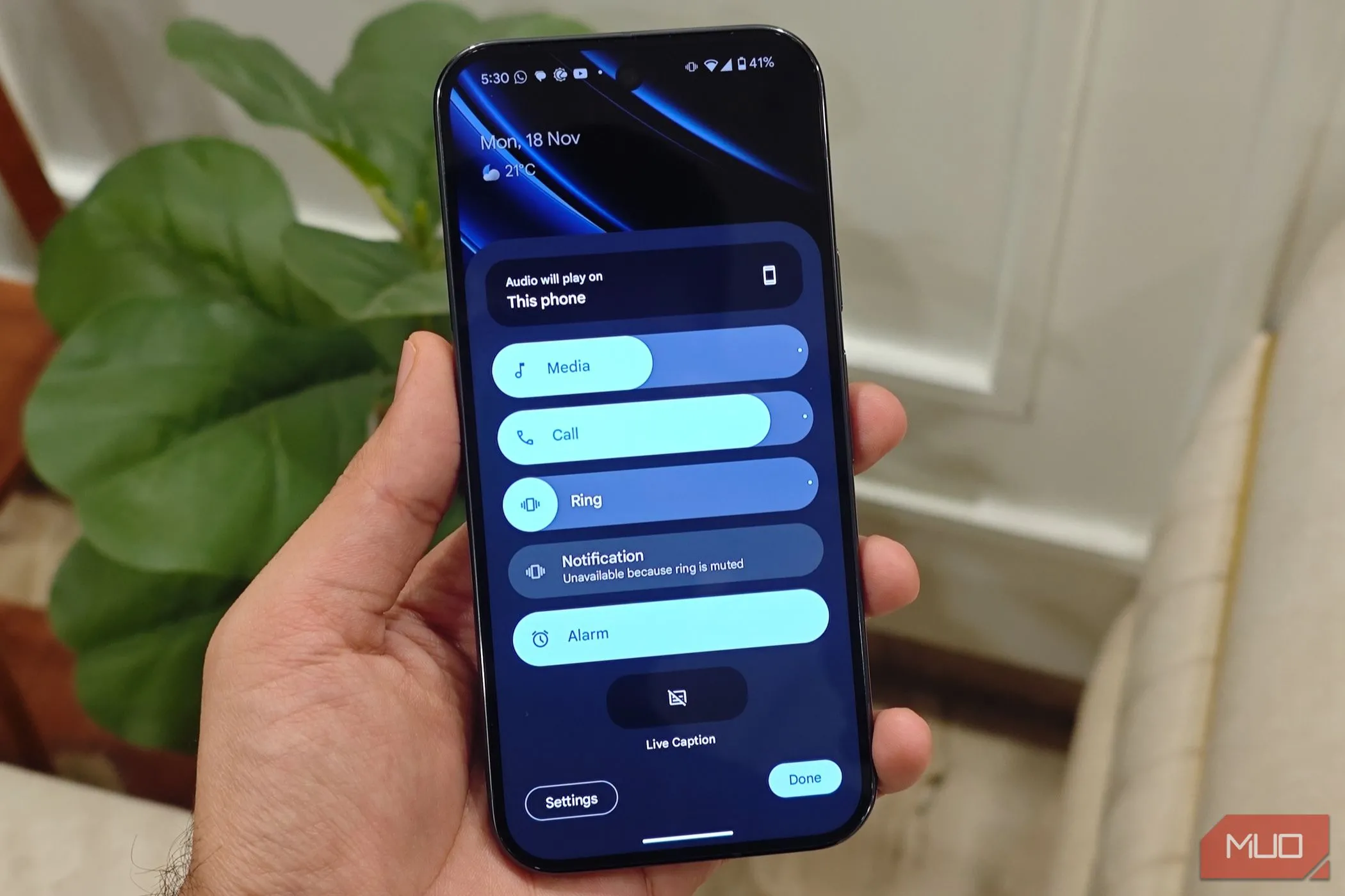 Giao diện bảng điều khiển âm lượng mới trong Android 15 hiển thị các thanh trượt riêng biệt cho âm thanh media, cuộc gọi, chuông và báo thức
