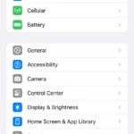 Giao diện Cài đặt iPhone hiển thị tùy chọn StandBy trong danh sách cài đặt