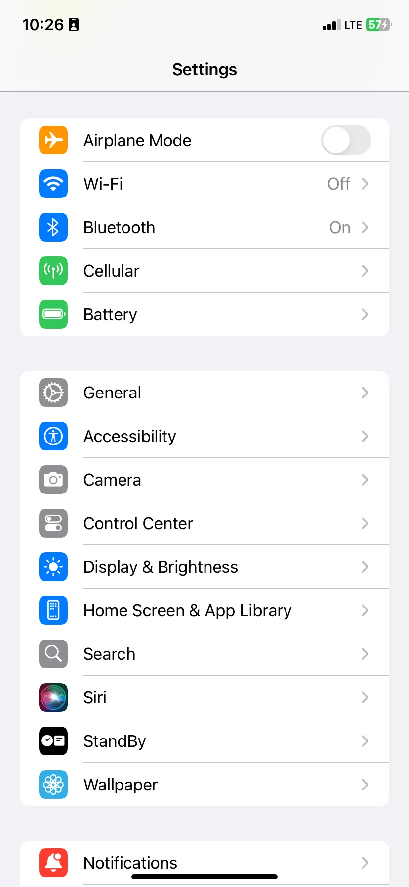 Giao diện Cài đặt iPhone hiển thị tùy chọn StandBy trong danh sách cài đặt