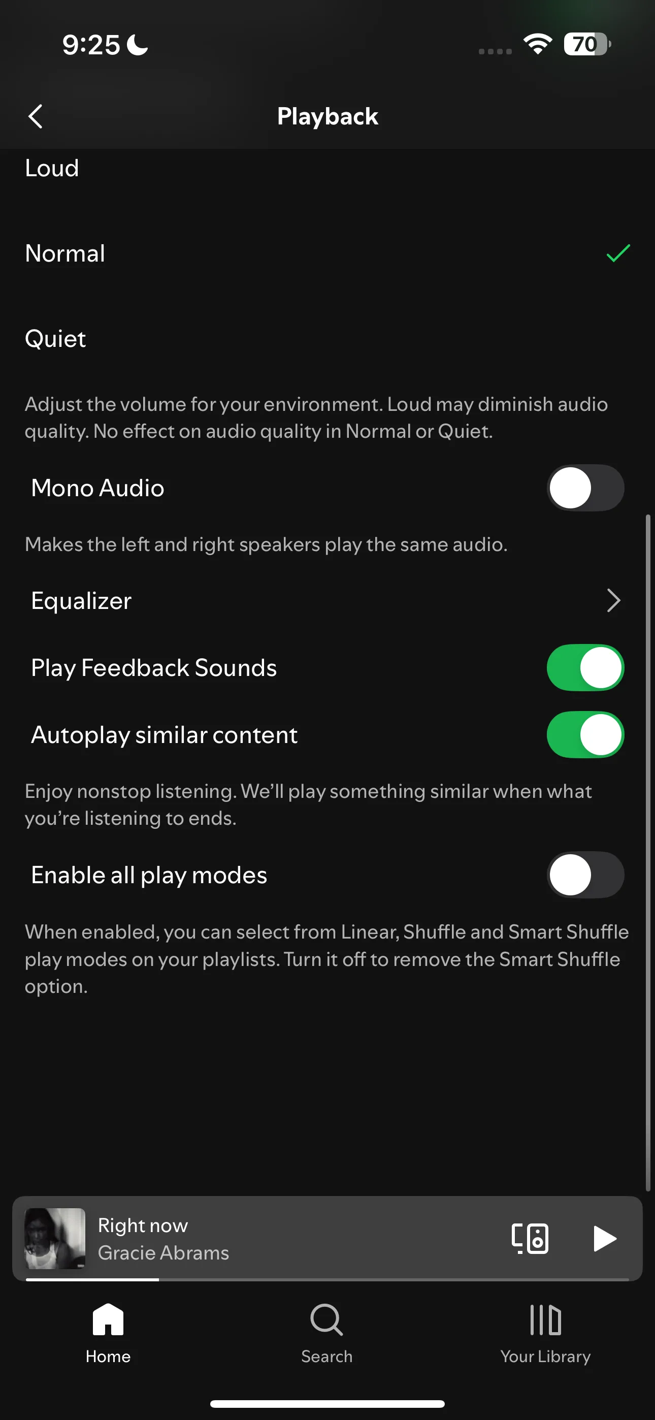 Giao diện cài đặt &quot;Phát lại&quot; (Playback) của Spotify trên iPhone, nơi người dùng có thể điều chỉnh các tùy chọn phát nhạc, bao gồm cả chế độ Smart Shuffle.