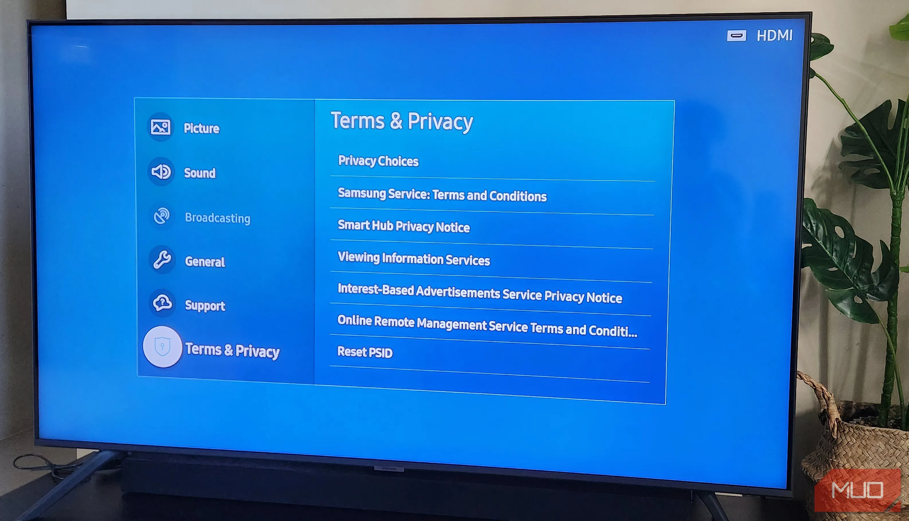 Giao diện cài đặt quyền riêng tư trên Smart TV Samsung, hiển thị các tùy chọn để quản lý và từ chối thu thập dữ liệu cá nhân, bao gồm cả dữ liệu xem và sử dụng dịch vụ.