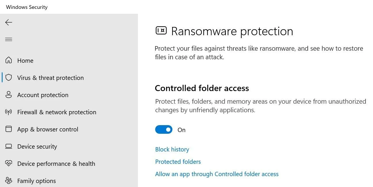 Giao diện cài đặt Windows Security hiển thị tùy chọn Controlled folder access (Kiểm soát truy cập thư mục) đã được kích hoạt để bảo vệ chống ransomware