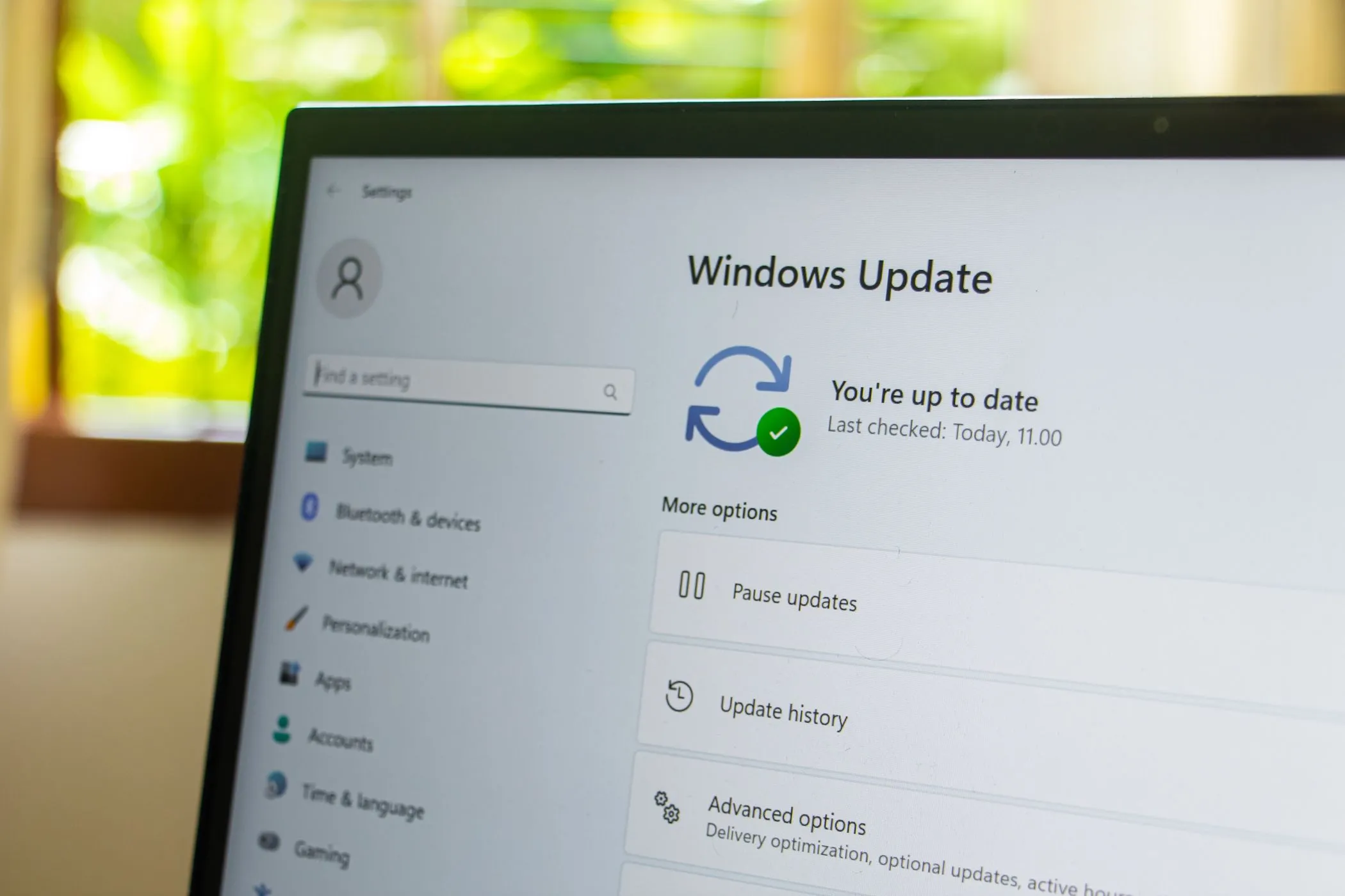 Giao diện cài đặt Windows Update trên laptop Windows, minh họa quy trình cập nhật và các tùy chọn liên quan.