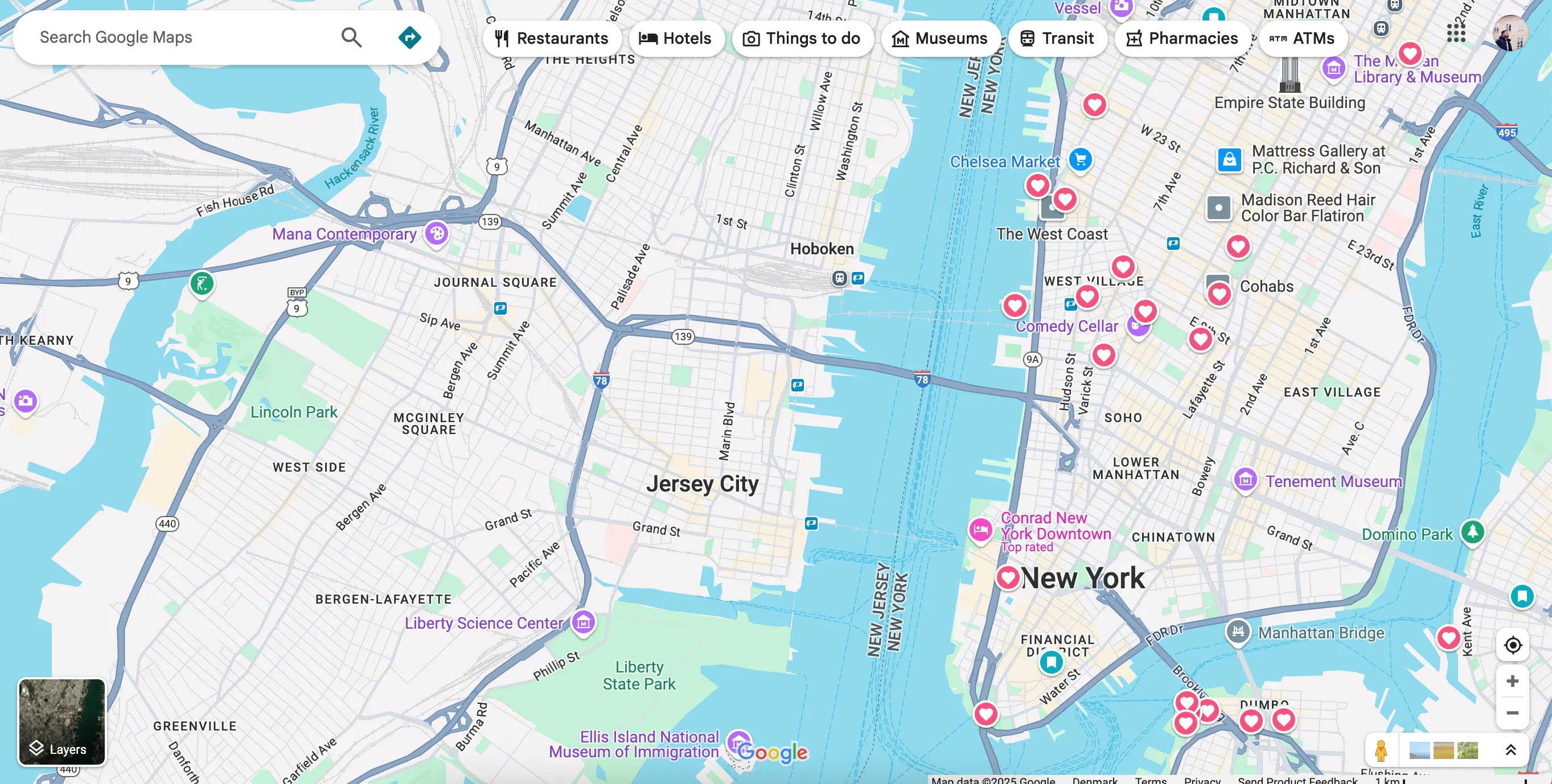 Giao diện chính của ứng dụng Google Maps với bản đồ chi tiết, các điểm đánh dấu và tùy chọn hiển thị đa dạng