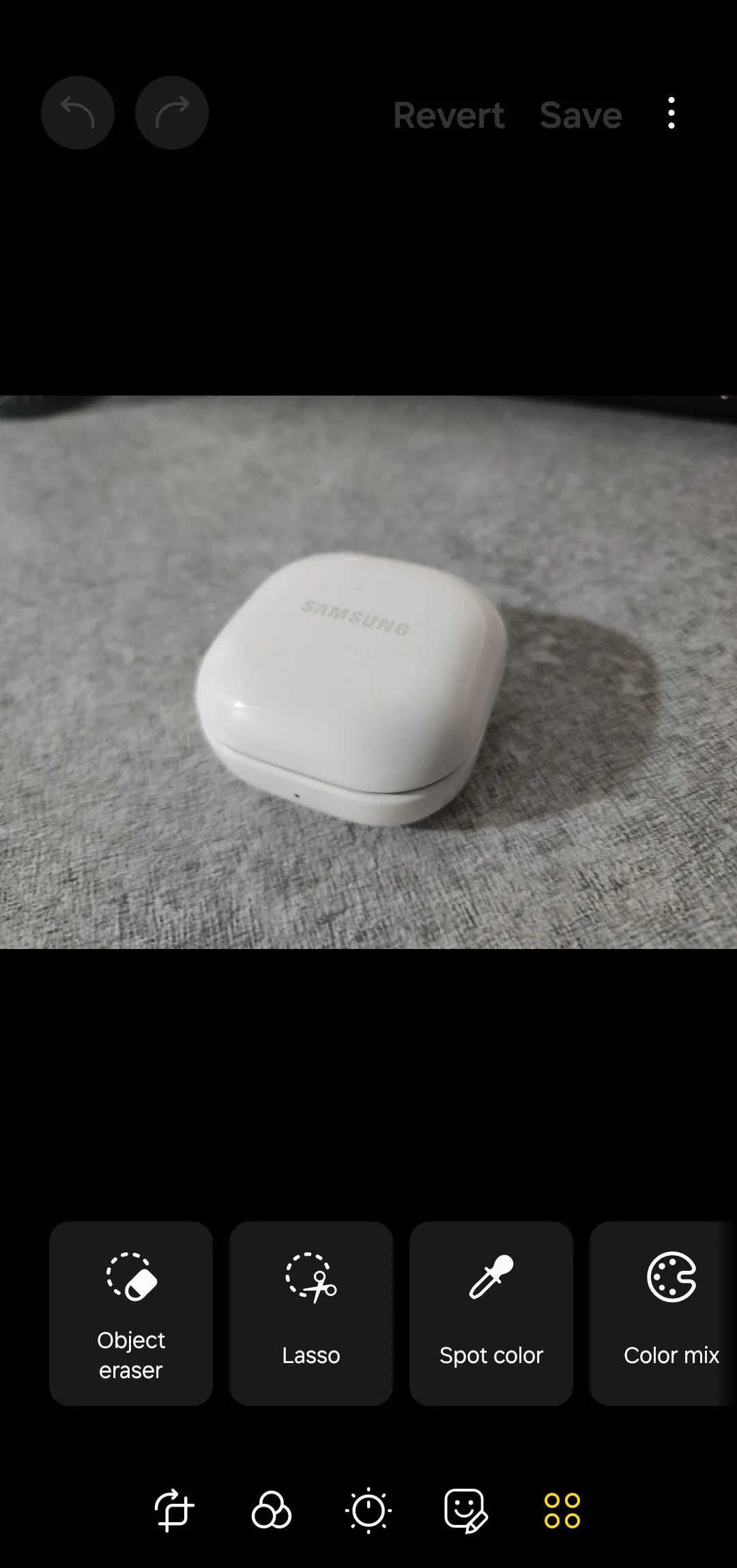 Giao diện chỉnh sửa ảnh chuyên sâu trong Samsung Gallery với các công cụ xóa vật thể và điều chỉnh