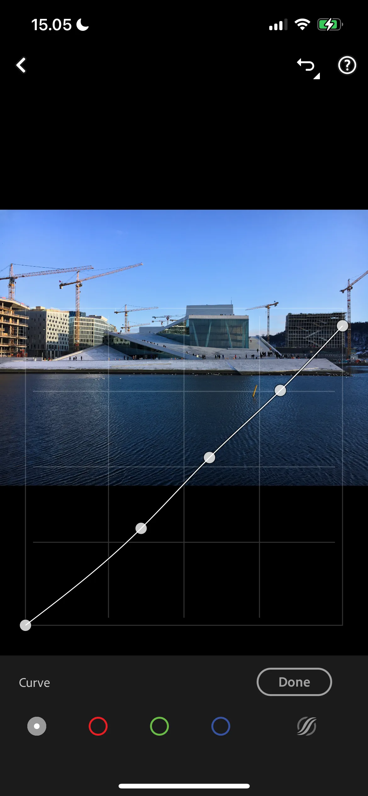 Giao diện chỉnh sửa đường cong tông màu (Tone Curves) trong ứng dụng Adobe Lightroom, minh họa khả năng hậu kỳ ảnh chụp bằng điện thoại.