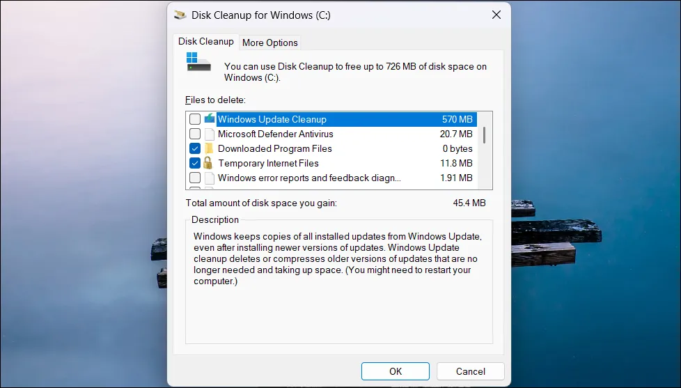 Giao diện công cụ Disk Cleanup đang chạy trên màn hình desktop Windows 11, giúp dọn dẹp ổ đĩa và tăng tốc máy tính.