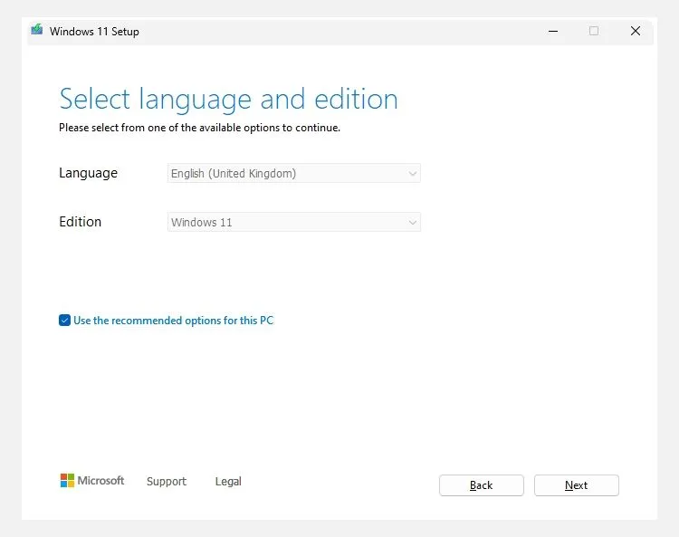 Giao diện công cụ Media Creation Tool Windows 11, hiển thị tùy chọn ngôn ngữ và phiên bản cài đặt