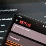 Giao diện đăng nhập Netflix với các tùy chọn máy chủ VPN, minh họa sự thay đổi giá cước và chính sách khu vực.