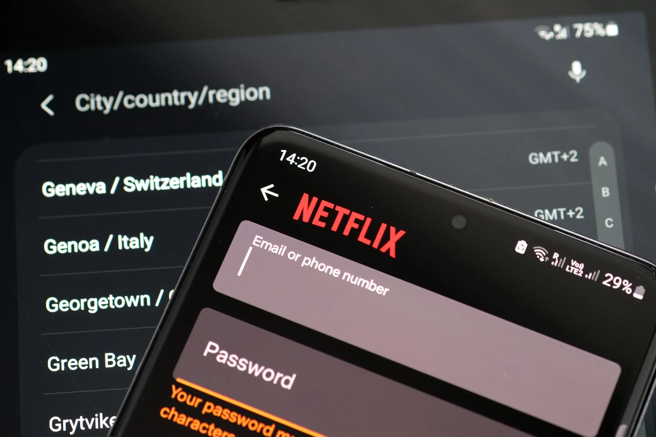 Giao diện đăng nhập Netflix với các tùy chọn máy chủ VPN, minh họa sự thay đổi giá cước và chính sách khu vực.