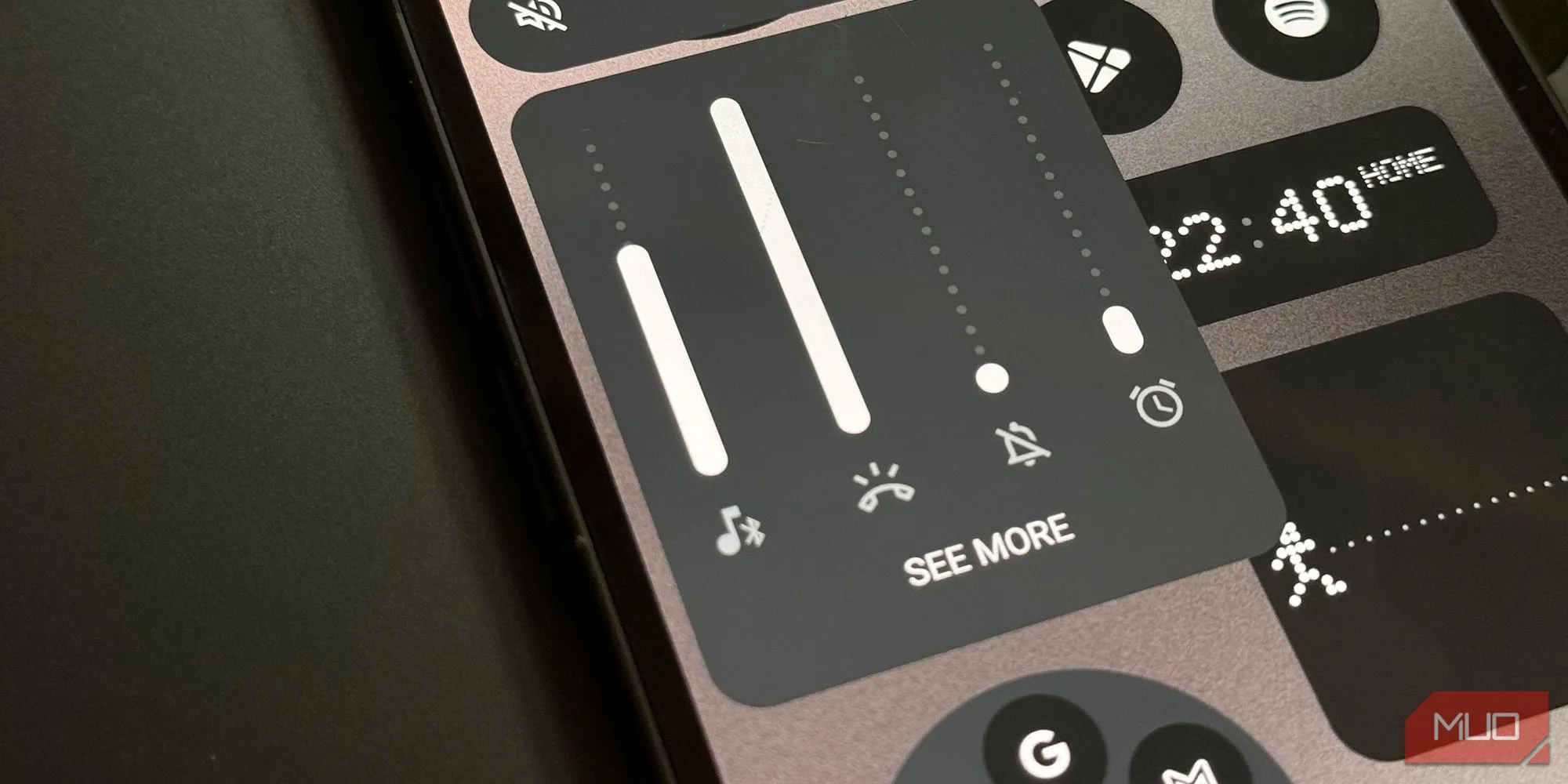 Giao diện điều khiển âm lượng chi tiết trên Android 15, cho phép điều chỉnh riêng biệt chuông, media, thông báo và báo thức.