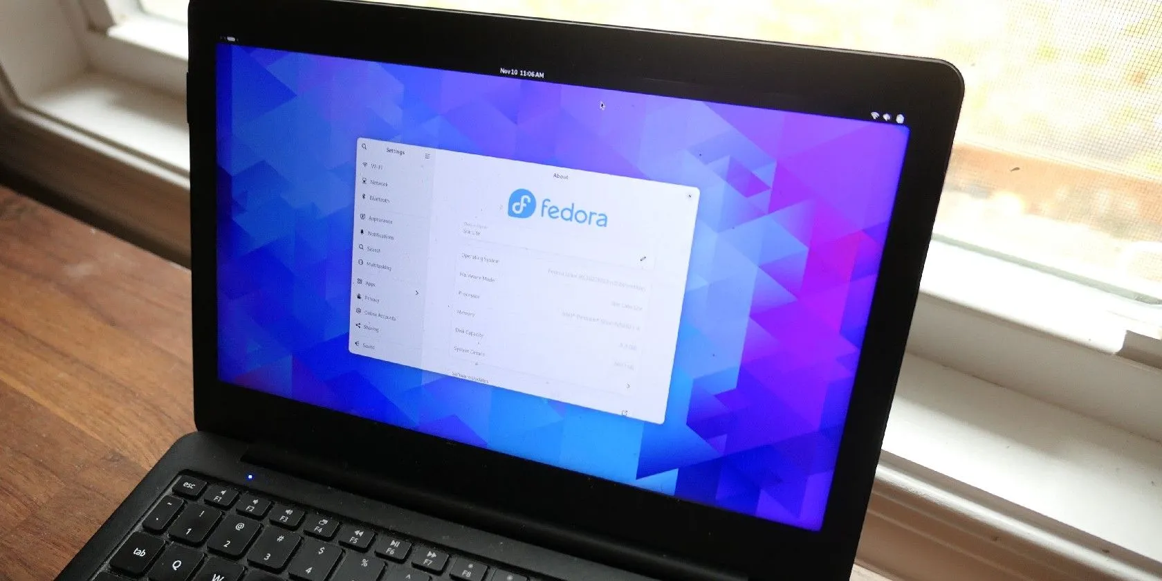 giao diện Fedora Silverblue hiển thị trên màn hình laptop Star Labs StarLite Mk IV, một lựa chọn phổ biến cho người dùng Linux.