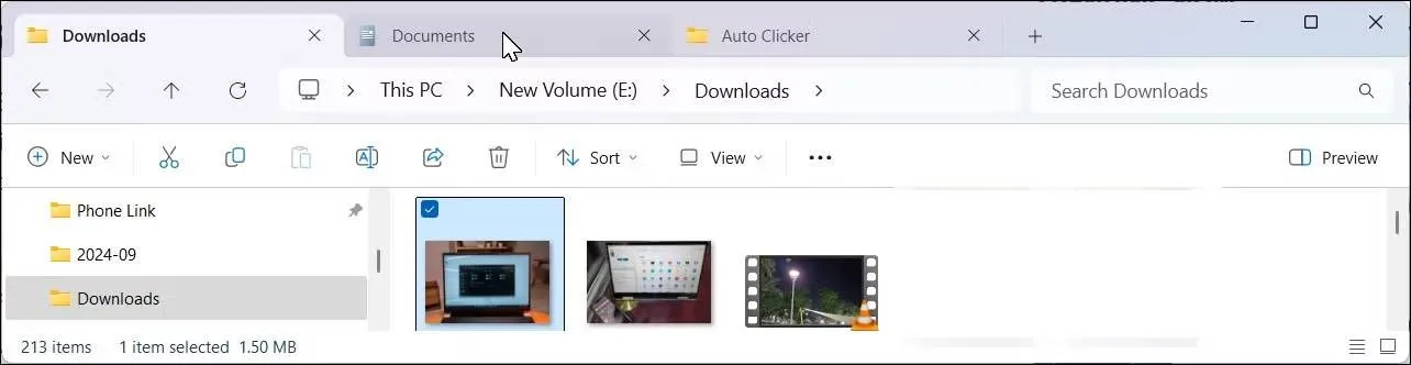 Giao diện File Explorer Windows 11 hiển thị nhiều tab đang mở, giúp người dùng quản lý tệp tin hiệu quả hơn.
