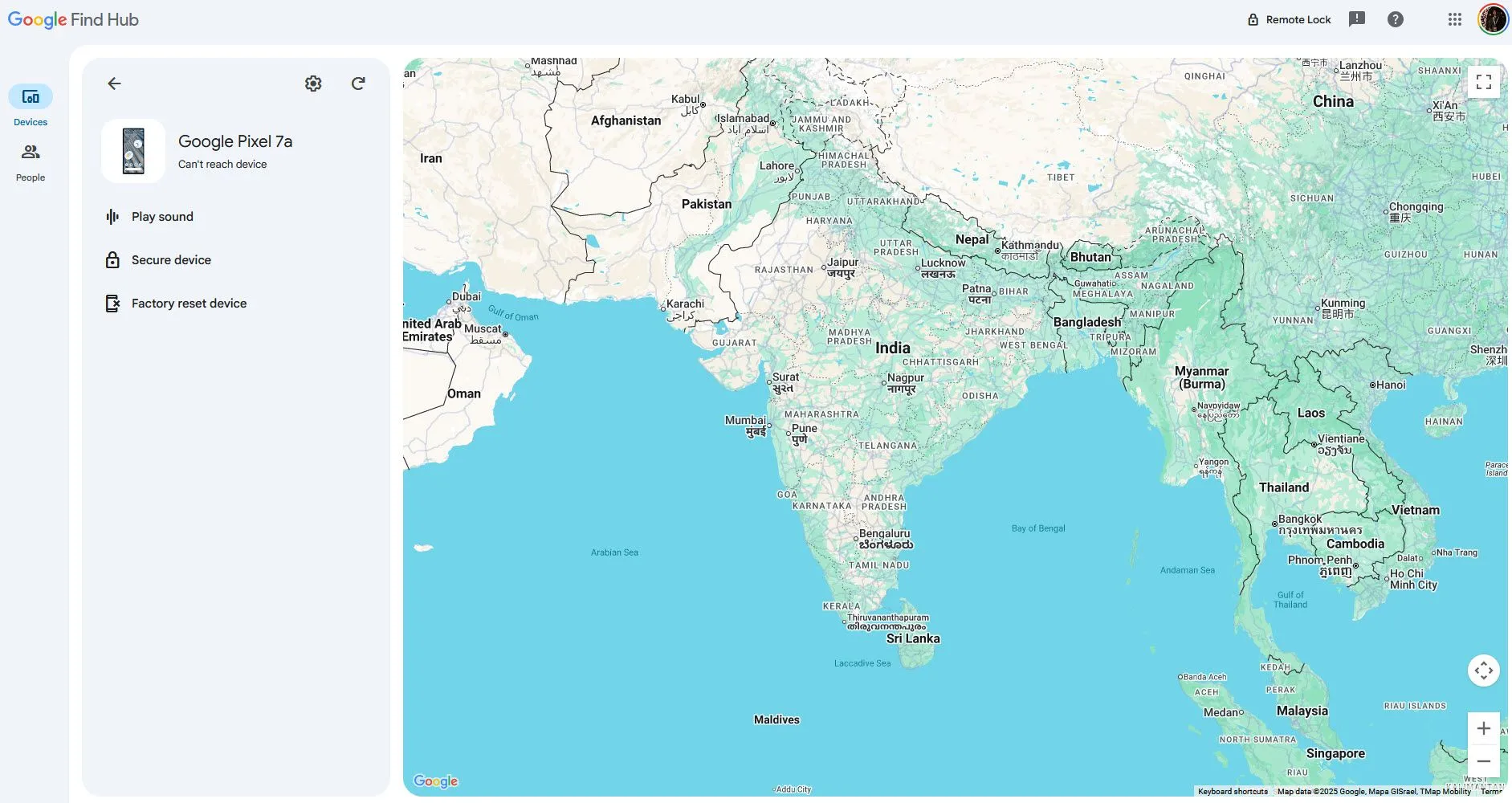 Giao diện Google Find My Device hiển thị vị trí điện thoại bị mất và các tùy chọn bảo mật từ xa.