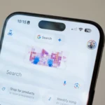 Giao diện Google Gemini AI trong ứng dụng Google trên iPhone 15 Pro Max với nút tìm kiếm được chọn.