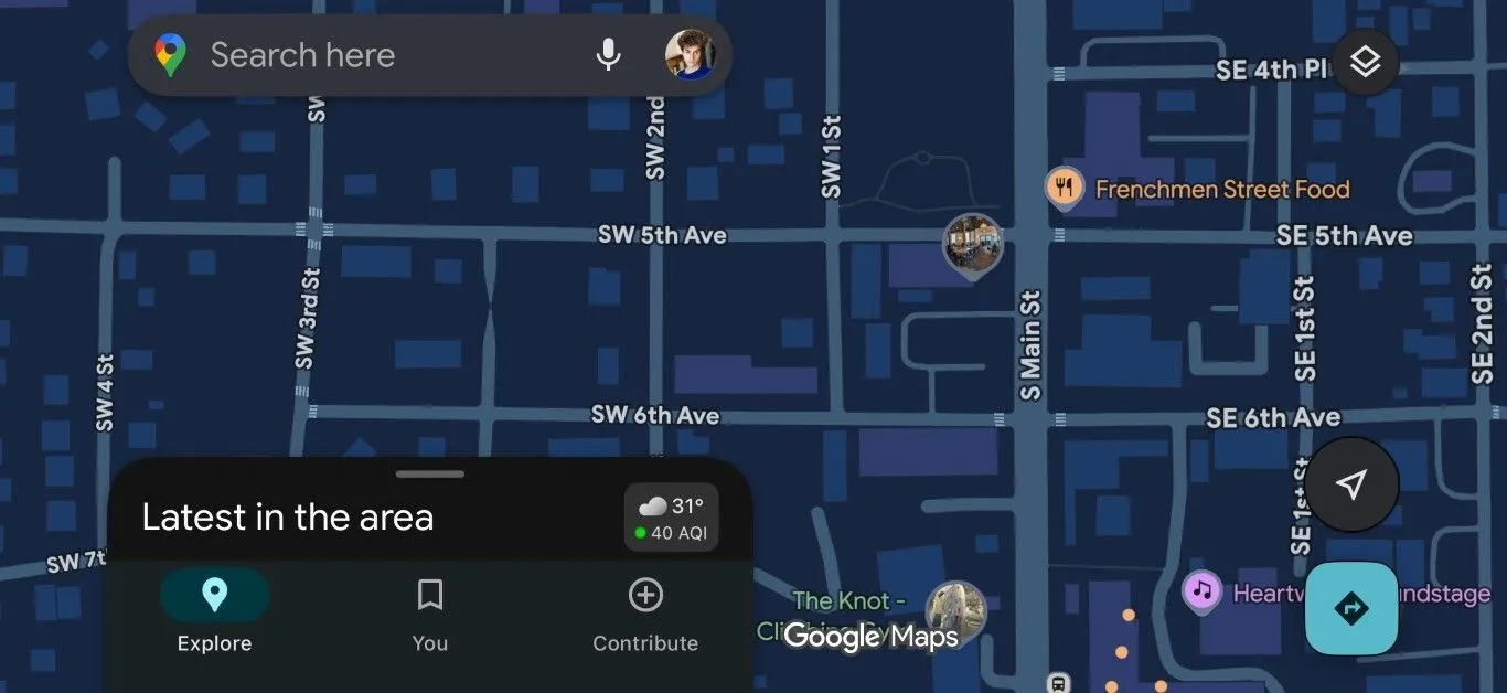Giao diện Google Maps ở chế độ tối (Dark Mode) khi điều hướng
