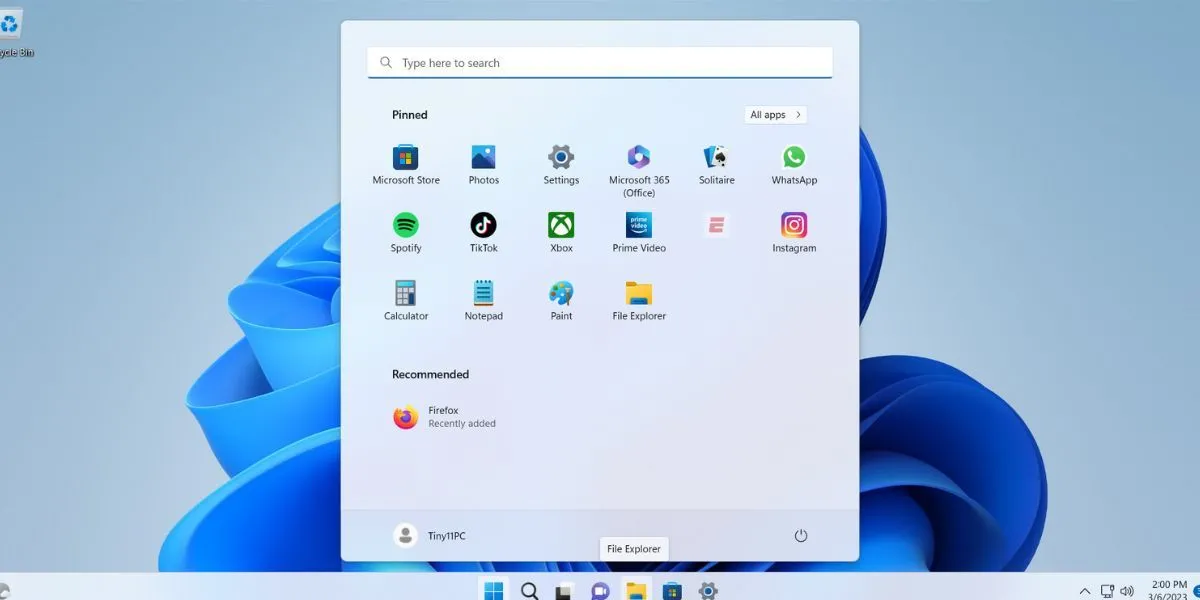 Giao diện hệ điều hành Tiny11 với các biểu tượng quen thuộc của Windows 11 trên nền desktop tối giản.