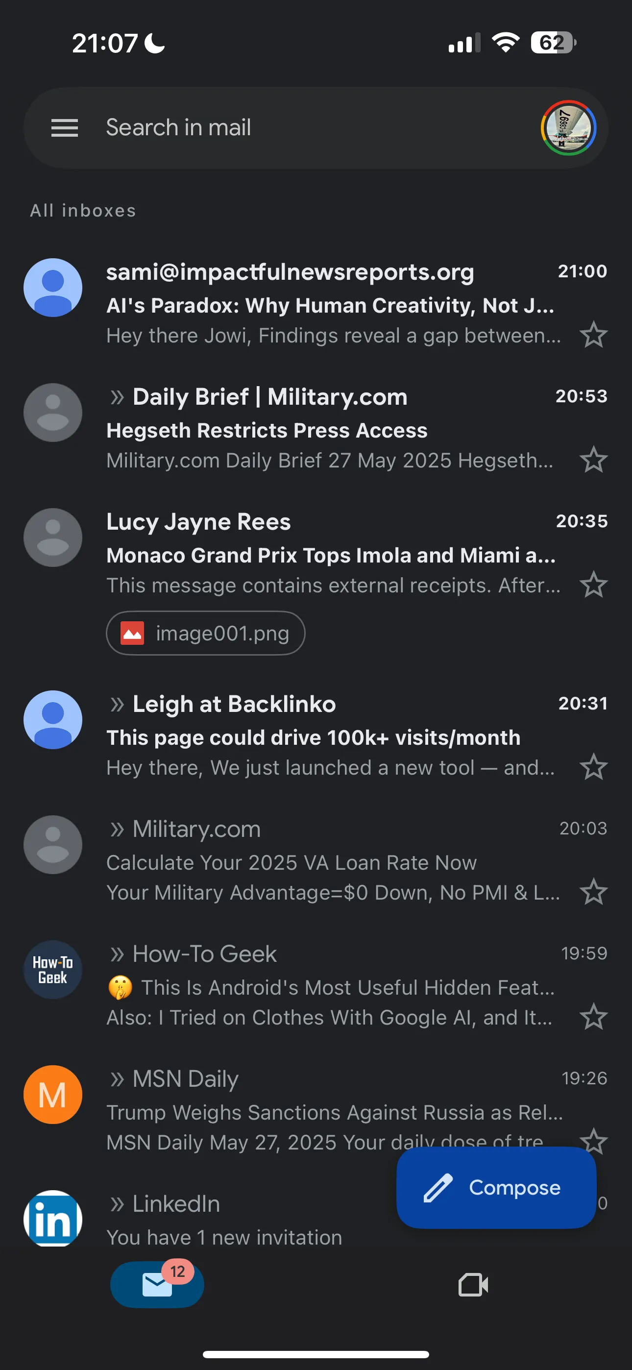 Giao diện hòm thư Gmail trên ứng dụng di động, với các tài khoản được phân tách rõ ràng