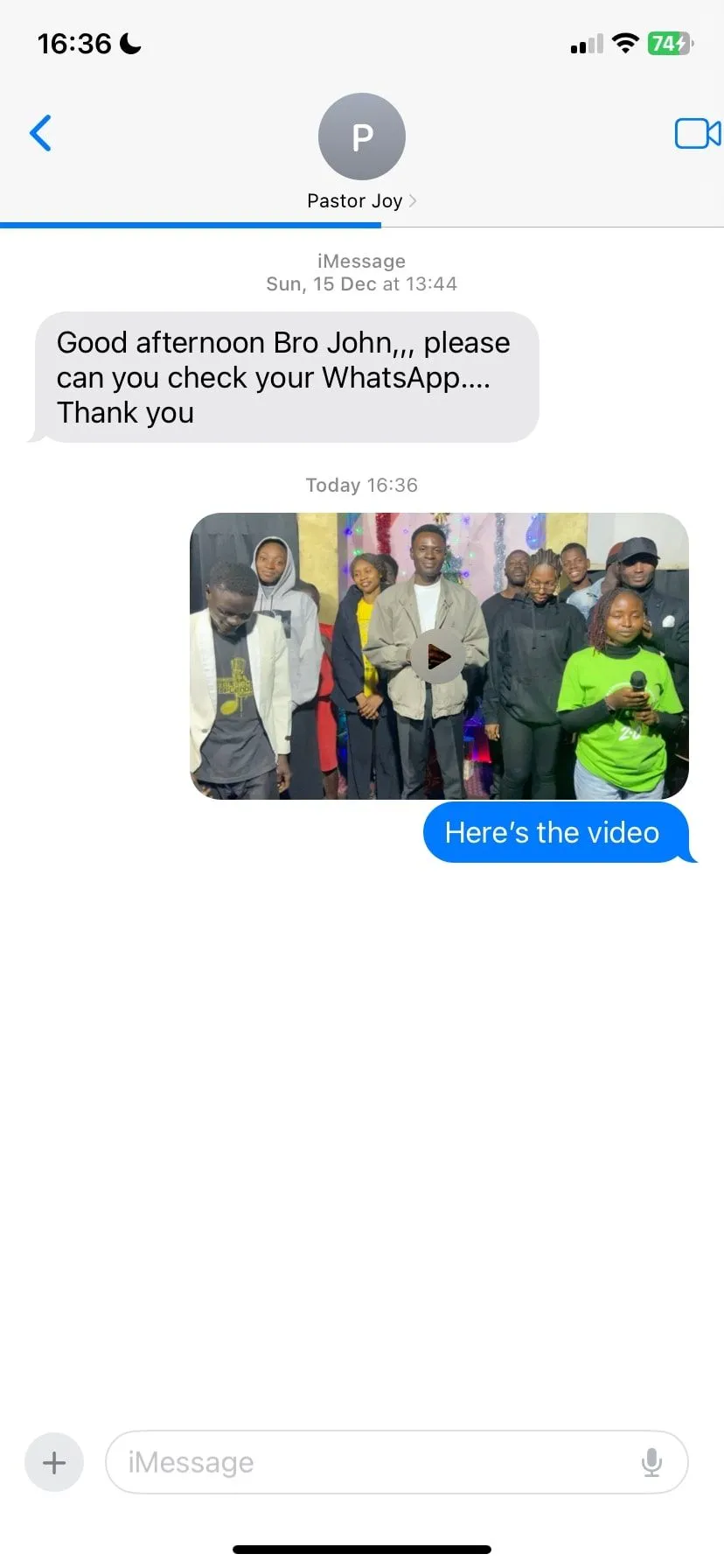 Giao diện iMessage đang gửi video, minh họa quy trình chia sẻ tệp và video trên ứng dụng.